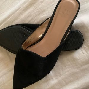 Universal Thread BLACK FLATS